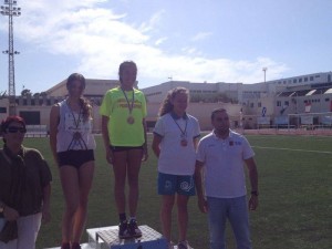 Leah Rivas Ramos, medalla de oro en los 100 ml. y mínima para el campeonato de España, en los Juegos Escolares de atletismo en Lanzarote el 26 Abril de 2014